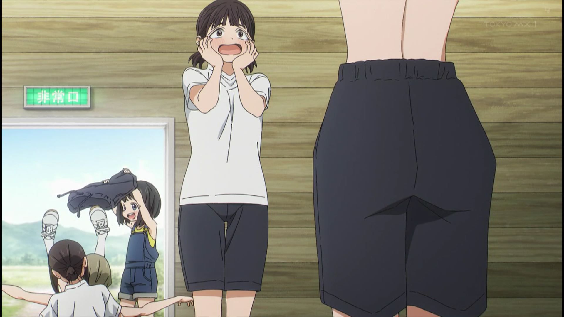 In the anime "Tomorrow's Sailor Suit" 11 episodes, girls' erotic undressing bras are seen and bathing scenes! 14