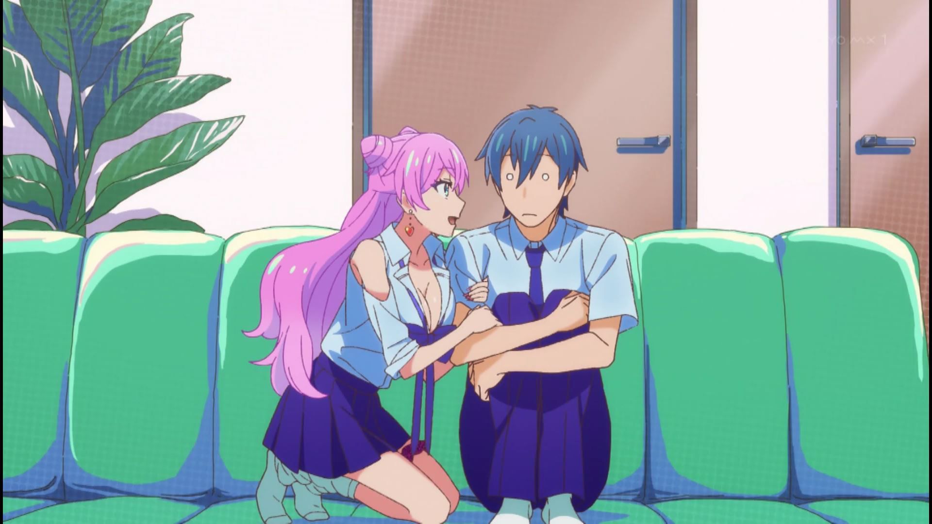 In the anime "More than a couple, less than a lover." in episode 1, a girl who is a childhood friend is laid down by a handsome man and has a scene where he is a little girl 10