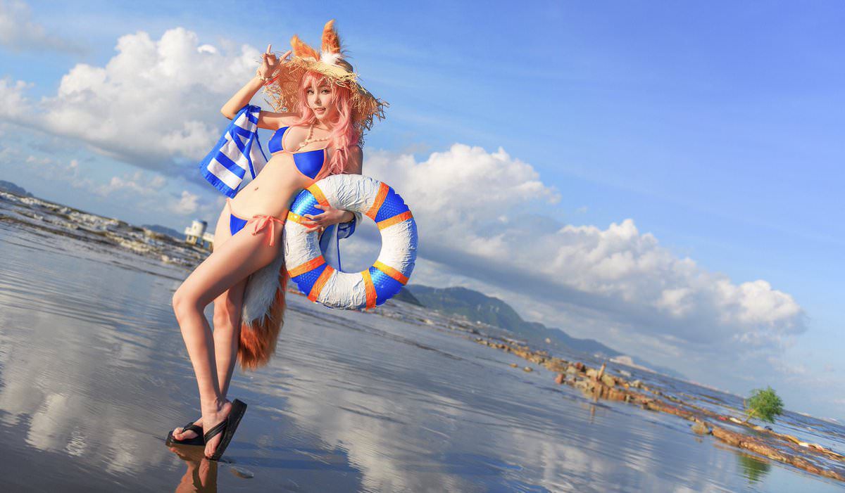 Female cosplayers, in the middle of October to become a swimsuit in the sea wwwwww 4