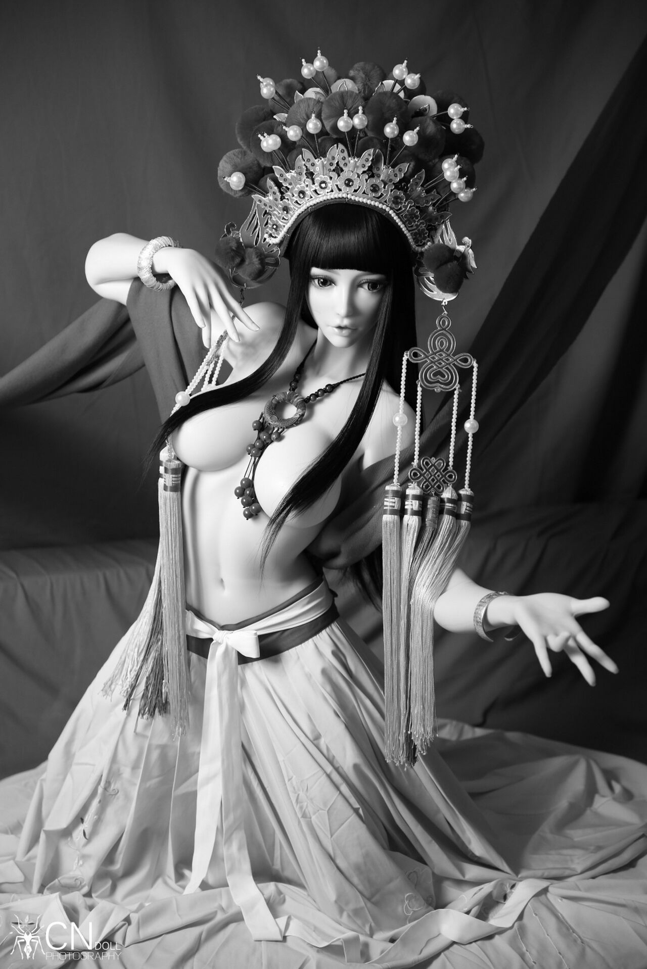 "Shi Ling" the Peking Opera Maid-Black & White by CNDOLL 3