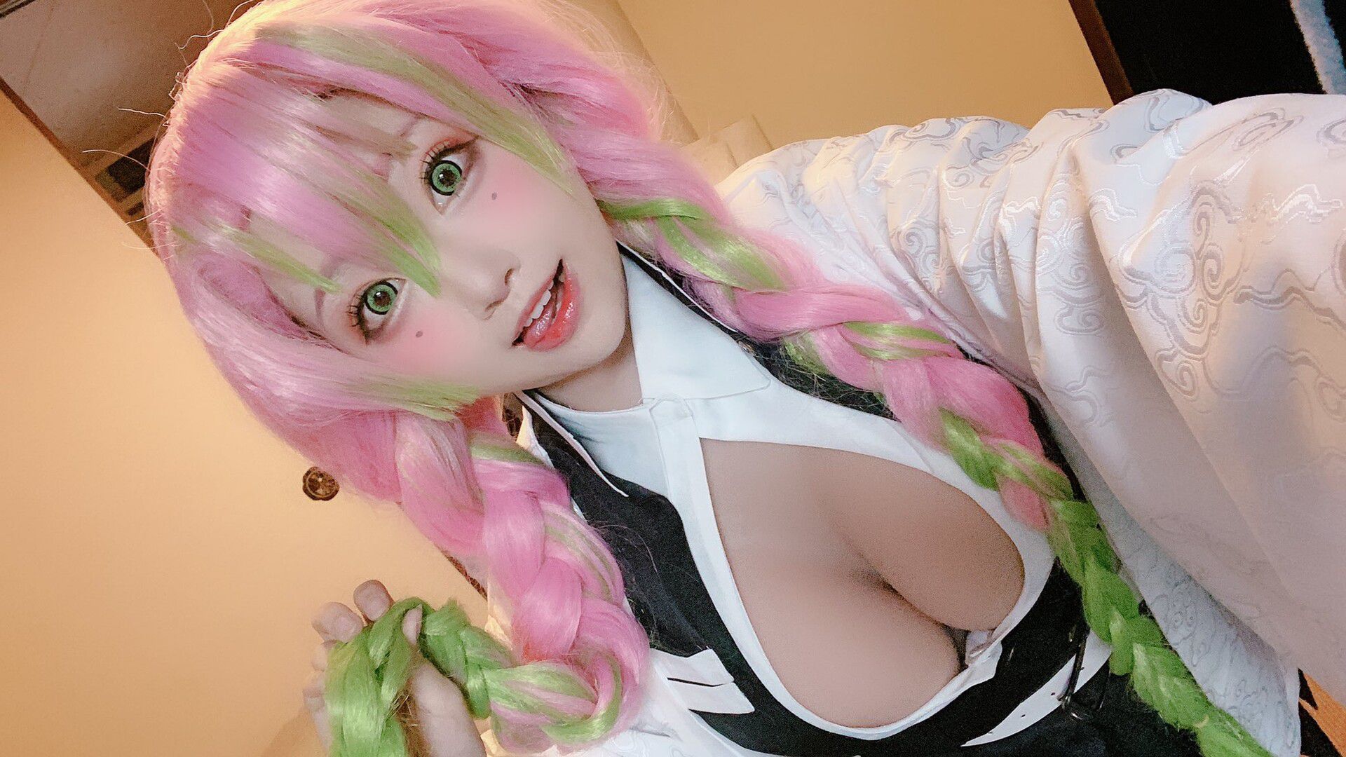 Chinese erotic cosplayer, you are about to spill your breasts! 3