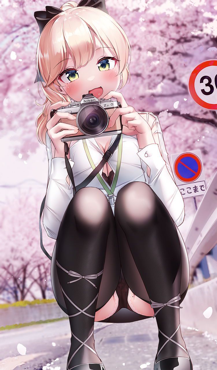 "Where are you looking~?" A soft-looking defenseless crotch image ♪ of a girl squatting with her eyes 25